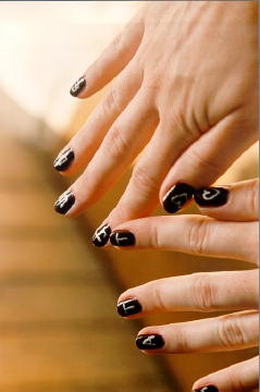 look at the fingernails...